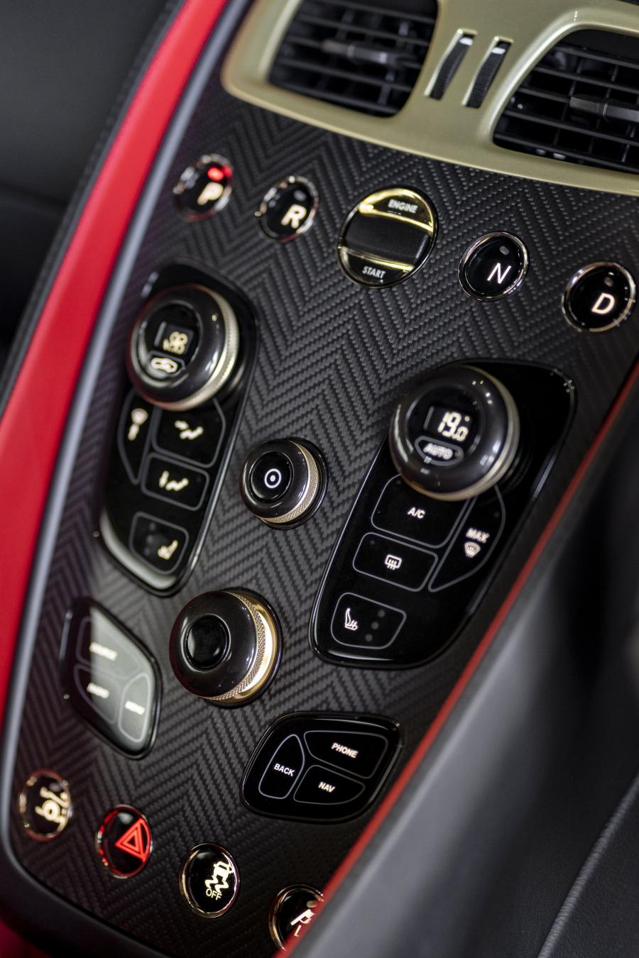 Детали интерьера Aston Martin Vanquish Zagato Shooting Brake 2018 года  (UK) (фото 17 из 76)